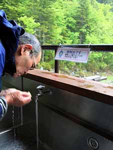 白根御池小屋では沢からひいた水が疲れた体を癒やす