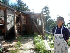 薬師岳方面を見上げ、ライチョウに思いをはせる小林賢さん=南アルプス・南御室小屋前