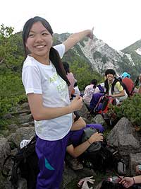 南アルプスの高峰に立ち「わたしのいたい場所は芦安」と地域への思いを語る里吉菜月さん