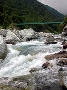 川のせせらぎが人々を迎える広河原。野呂川に架かるつり橋を渡って多くの登山者が高峰へ向かう