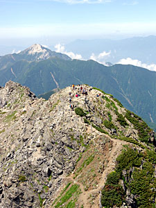 3000メートル級の山々が連なる南アルプス。美しい自然を後世に残すため世界自然遺産登録に向けた取り組みが進む=山日YBSヘリ「ニュースカイ」(NEWSKY)から