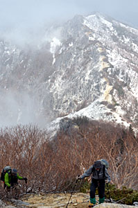 地蔵ケ岳(奥)から観音岳に向けて歩みを進める登山者