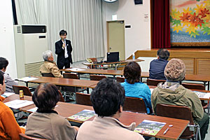 ユネスコエコパークの説明を受ける住民ら=早川町民会館