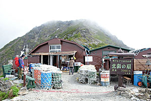 北岳(奥)に最も近い場所に建つ北岳肩の小屋