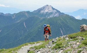 北岳に登る登山者。エコパークの認知度は低く、登録効果を感じる地元観光業者はほとんどいない