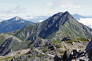 間ノ岳山頂から見た甲斐駒ケ岳(左奥)と北岳(右)