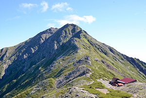 間ノ岳山頂から見た甲斐駒ケ岳(左奥)と北岳(右)