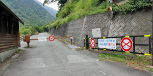 南アルプスの広河原。マイカー規制がされており、民間バスやタクシーで来た登山者は、ここから南アルプス市営バスに乗り換えて北沢峠へ向かう