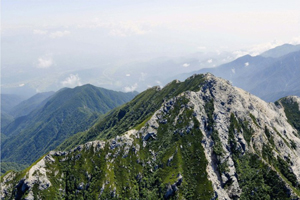 ピラミッドのような山容の甲斐駒ケ岳。左奥から山頂にかけて開山ルートとなった黒戸尾根が延びる＝山日ＹＢＳヘリ「ニュースカイ」（ＮＥＷＳＫＹ）から