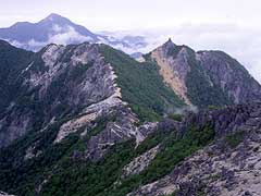 観音岳からの赤抜沢ノ頭と地蔵ケ岳（右）