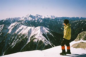 山々が広がる山頂。写真奥にそびえるのは日本第２位の高峰・北岳＝いずれも甲斐駒ケ岳