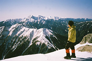 山々が広がる山頂。写真奥にそびえるのは日本第２位の高峰・北岳＝いずれも甲斐駒ケ岳