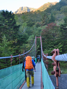 広河原から北岳の登山道に入るつり橋。遠くには朝焼けの北岳を眺めることができた