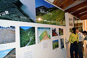 南アルプス国立公園の指定５０周年を記念した企画展＝南アルプス芦安山岳館