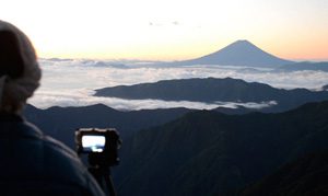 ＜朝焼け＞　北岳山荘から望む富士山。雲海に浮かぶ風景が朝焼けに染まる