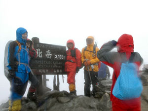 北岳山頂には多くの登山者が訪れ、看板前で記念撮影する姿もあった