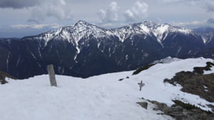 小仙丈から富士山（雲の中）、北岳、間ノ岳　撮影日：5月5日　撮影者：井上佳之氏