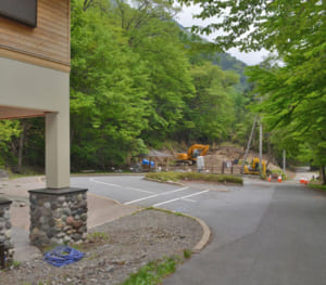 新しい広河原山荘の建設地（奥）。左は広河原インフォメーションセンター＝南アルプス市芦安芦倉