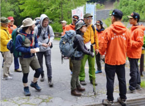 登山者に遭難防止を呼び掛けた山岳指導所＝南アルプス市芦安芦倉の広河原