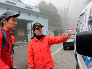 登山者に安全登山を呼び掛ける千野真実巡査（右）＝南アルプス市芦安芦倉