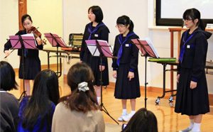 歌声や楽器の演奏を披露する芦安中音楽部の生徒＝南アルプス市芦安山岳館