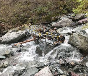 流されて壊れた大樺沢登山道の仮設橋＝南アルプス市芦安芦倉（市提供）