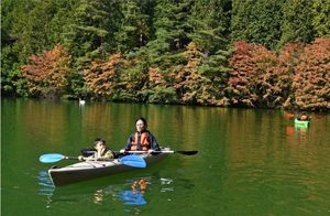 秋の伊奈ケ湖、カヌー楽しむ