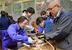 輪かんじき作りに取り組む生徒と芦安ファンクラブのメンバー＝芦安中