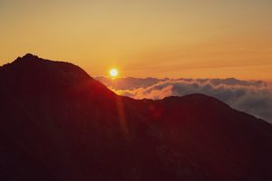 八本歯のコル横より日の出