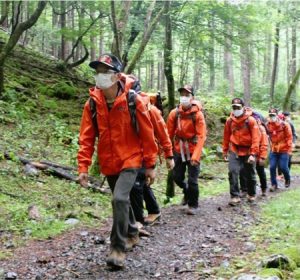 夏山シーズンを前に、薬師岳で山岳遭難に備えた登山訓練をする南アルプス署山岳遭難救助隊員＝南アルプス市芦安芦倉