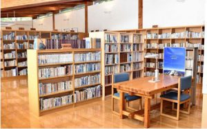 山岳関係の本を無料で閲覧できる図書コーナー＝南アルプス市芦安山岳館