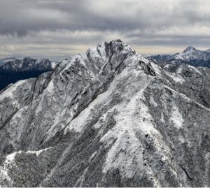 初冠雪が観測された甲斐駒ケ岳山日ＹＢＳヘリ「ニュースカイ」＝ＮＥＷＳＫＹ＝から撮影・広瀬徹