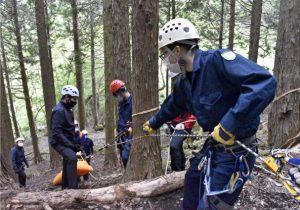 遭難者に見立てた人形を引き上げる署員＝南部町福士