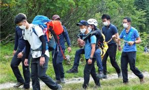 北岳登山道で遭難救助訓練　