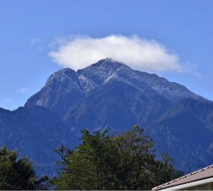 初冠雪が記録された甲斐駒ケ岳＝北杜市内から撮影