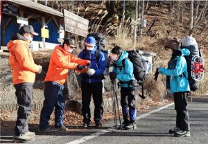 登山者の登山計画を確認する南アルプス署員＝南アルプス市芦安芦倉