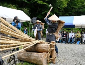 蔓に見立てたわらの縄をおので切り開いて安全な登山を願う「蔓払い」の儀式＝南アルプス市芦安芦倉